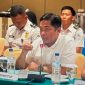 Kepala DPMPTSP Provinsi NTB H. Irnadi Kusuma, S.STP., M.E., memaparkan Daftar Inventaris Masalah (DIM) terkait dugaan Investasi Fiktif, Penguasaan Lahan, dan Penyalahgunaan Izin tinggal WNA di Gili Air dalam Rapat TIM PORA Wilayah NTB di Hotel Lombok Raya, Mataram.