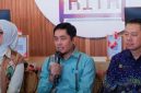 Kepala DPMPTSP Provinsi NTB H. Irnadi Kusuma didampingi Ketua Dekranasda NTB Bunda Sinta saat Menyampaikan Capaian Realisasi Investasi NTB Triwulan II dan Semester I Tahun 2026 di Bale Kita, Mataram, Kamis (6/8/2026).