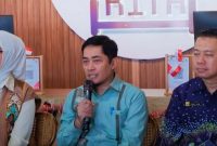 Kepala DPMPTSP Provinsi NTB H. Irnadi Kusuma didampingi Ketua Dekranasda NTB Bunda Sinta saat Menyampaikan Capaian Realisasi Investasi NTB Triwulan II dan Semester I Tahun 2026 di Bale Kita, Mataram, Kamis (6/8/2026).
