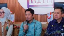 Kepala DPMPTSP Provinsi NTB H. Irnadi Kusuma didampingi Ketua Dekranasda NTB Bunda Sinta saat Menyampaikan Capaian Realisasi Investasi NTB Triwulan II dan Semester I Tahun 2026 di Bale Kita, Mataram, Kamis (6/8/2026).