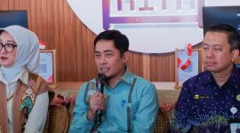 Kepala DPMPTSP Provinsi NTB H. Irnadi Kusuma didampingi Ketua Dekranasda NTB Bunda Sinta saat Menyampaikan Capaian Realisasi Investasi NTB Triwulan II dan Semester I Tahun 2026 di Bale Kita, Mataram, Kamis (6/8/2026).