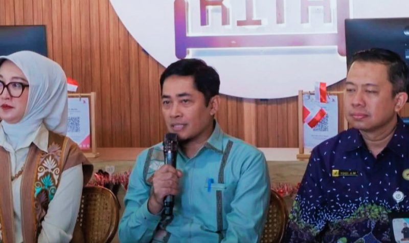 Kepala DPMPTSP Provinsi NTB H. Irnadi Kusuma didampingi Ketua Dekranasda NTB Bunda Sinta saat Menyampaikan Capaian Realisasi Investasi NTB Triwulan II dan Semester I Tahun 2026 di Bale Kita, Mataram, Kamis (6/8/2026).