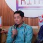 Kepala DPMPTSP Provinsi NTB H. Irnadi Kusuma didampingi Ketua Dekranasda NTB Bunda Sinta saat Menyampaikan Capaian Realisasi Investasi NTB Triwulan II dan Semester I Tahun 2026 di Bale Kita, Mataram, Kamis (6/8/2026).