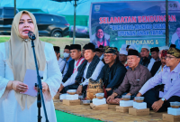 Wakil Gubernur NTB Hj. Indah Dhamayanti Putri Yang Akrab Disapa Umi Dinda Memberikan Sambutan pada Kegiatan Selamatan Bendungan Meninting yang Dirangkaikan dengan Tradisi Bubur Beaq dan Mandiq Safar di Kecamatan Batu Layar, Lombok Barat.