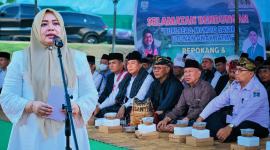 Wakil Gubernur NTB Hj. Indah Dhamayanti Putri Yang Akrab Disapa Umi Dinda Memberikan Sambutan pada Kegiatan Selamatan Bendungan Meninting yang Dirangkaikan dengan Tradisi Bubur Beaq dan Mandiq Safar di Kecamatan Batu Layar, Lombok Barat.