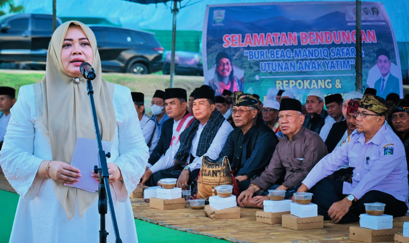Wakil Gubernur NTB Hj. Indah Dhamayanti Putri Yang Akrab Disapa Umi Dinda Memberikan Sambutan pada Kegiatan Selamatan Bendungan Meninting yang Dirangkaikan dengan Tradisi Bubur Beaq dan Mandiq Safar di Kecamatan Batu Layar, Lombok Barat.