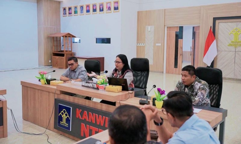 Kepala Kanwil Kemenkum NTB I Gusti Putu Milawati Bersama Jajaran saat Menerima Konsultasi DPRD Kabupaten Sumbawa terkait Rencana Pembentukan 9 Raperda Inisiatif.
