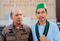 Kepala Seksi Penerangan Hukum (Kasi Penkum) Kejati NTB Muhammad Harun Al Rasyid dan Ketua Umum Badko HMI Bali-Nusra Caca Handika.