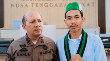 Kepala Seksi Penerangan Hukum (Kasi Penkum) Kejati NTB Muhammad Harun Al Rasyid dan Ketua Umum Badko HMI Bali-Nusra Caca Handika.