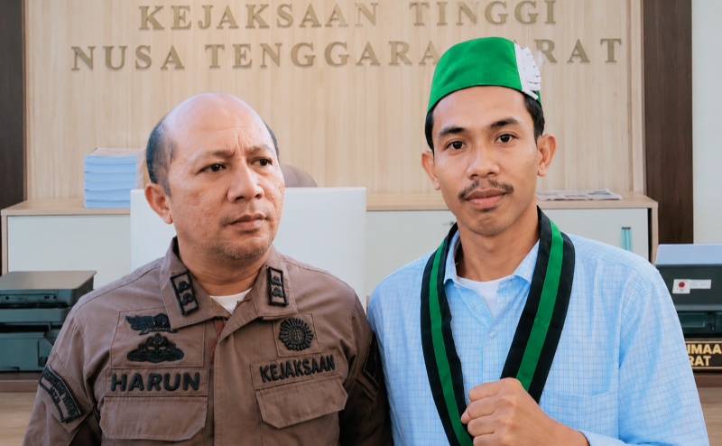 Kepala Seksi Penerangan Hukum (Kasi Penkum) Kejati NTB Muhammad Harun Al Rasyid dan Ketua Umum Badko HMI Bali-Nusra Caca Handika.