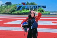 Terlihat Seorang Pengunjung Wanita Berpose di Lintasan Sirkuit Mandalika, Lombok Tengah, Usai Menjajaki Langsung Suasana dan Pengalaman di Kawasan Sirkuit.