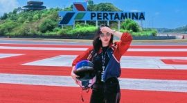 Terlihat Seorang Pengunjung Wanita Berpose di Lintasan Sirkuit Mandalika, Lombok Tengah, Usai Menjajaki Langsung Suasana dan Pengalaman di Kawasan Sirkuit.