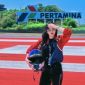 Terlihat Seorang Pengunjung Wanita Berpose di Lintasan Sirkuit Mandalika, Lombok Tengah, Usai Menjajaki Langsung Suasana dan Pengalaman di Kawasan Sirkuit.