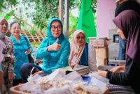 Ketua TP PKK Provinsi NTB Sinta M. Iqbal Saat Mengunjungi Usaha Pengolahan Kemiri PT Muznah Kemiri Lombok di Desa Aik Bukak, Kecamatan Batukliang, Lombok Tengah.