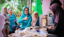 Ketua TP PKK Provinsi NTB Sinta M. Iqbal Saat Mengunjungi Usaha Pengolahan Kemiri PT Muznah Kemiri Lombok di Desa Aik Bukak, Kecamatan Batukliang, Lombok Tengah.