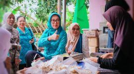 Ketua TP PKK Provinsi NTB Sinta M. Iqbal Saat Mengunjungi Usaha Pengolahan Kemiri PT Muznah Kemiri Lombok di Desa Aik Bukak, Kecamatan Batukliang, Lombok Tengah.