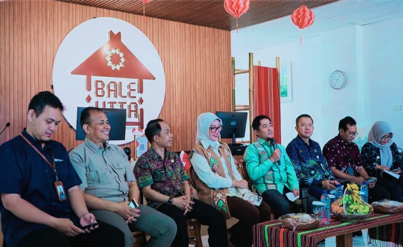 Kepala DPMPTSP NTB H. Irnadi Kusuma, Kepala Disperindag NTB H. Lalu Wiranata, Ketua Dekranasda NTB Hj. Sinta M. Iqbal, Kepala Dinas Kominfo NTB Dr. H. Ahsanul Khalik, Serta Sejumlah Kepala OPD dan Perwakilan terkait saat Menghadiri Press Release Capaian Realisasi Investasi NTB Triwulan II dan Semester I Tahun 2026 di Bale Kita Mataram.