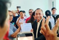 Mori Hanafi Bersama Ratusan Pendukung saat Mendaftarkan Diri dan Menyerahkan Berkas Pendaftaran Serta Uang Pendaftaran di Kantor KONI NTB Sebagai Bakal Calon Ketua KONI NTB Periode 2026-2030.