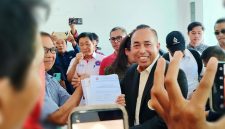Mori Hanafi Bersama Ratusan Pendukung saat Mendaftarkan Diri dan Menyerahkan Berkas Pendaftaran Serta Uang Pendaftaran di Kantor KONI NTB Sebagai Bakal Calon Ketua KONI NTB Periode 2026-2030.