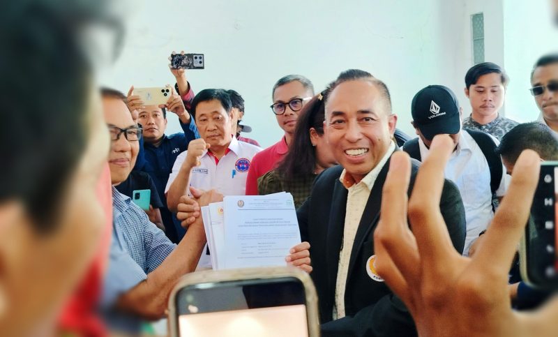 Mori Hanafi Bersama Ratusan Pendukung saat Mendaftarkan Diri dan Menyerahkan Berkas Pendaftaran Serta Uang Pendaftaran di Kantor KONI NTB Sebagai Bakal Calon Ketua KONI NTB Periode 2026-2030.