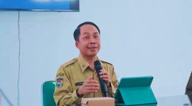 Kepala Disperindag NTB H. Lalu Wiranata Mendampingi Kunjungan kerja Plh. Dirjen IKMA Kementerian Perindustrian RI dalam Pertemuan dengan Tim Reses Komisi VII DPR RI di Kantor Gubernur NTB.
