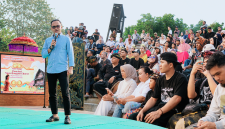 Pimpinan DPRD NTB Lalu Wirajaya Saat Menyampaikan Sambutan di Pertunjukan Seni dan Budaya NTB di Jakarta.