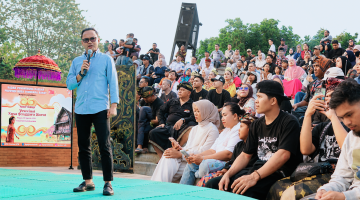 Pimpinan DPRD NTB Lalu Wirajaya Saat Menyampaikan Sambutan di Pertunjukan Seni dan Budaya NTB di Jakarta.