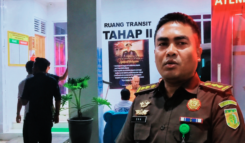 Enam Tersangka Kasus Dugaan Korupsi Pengadaan Masker Covid-19 Menjalani Proses Tahap II setelah Berkas Perkara Dinyatakan P-21 dan Kini Menjadi Tahanan Kota.