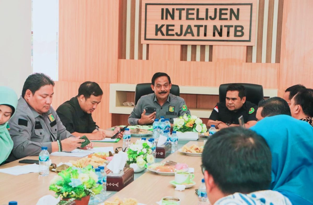 Suasana Rapat Koordinasi di Kantor Kejaksaan Tinggi (Kejati) NTB, Mataram, Membahas Pemetaan Potensi Ancaman Terorisme, Paham Radikal, dan Penanganan Radikalisasi Anak.