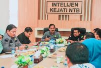 Suasana Rapat Koordinasi di Kantor Kejaksaan Tinggi (Kejati) NTB, Mataram, Membahas Pemetaan Potensi Ancaman Terorisme, Paham Radikal, dan Penanganan Radikalisasi Anak.