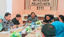 Suasana Rapat Koordinasi di Kantor Kejaksaan Tinggi (Kejati) NTB, Mataram, Membahas Pemetaan Potensi Ancaman Terorisme, Paham Radikal, dan Penanganan Radikalisasi Anak.