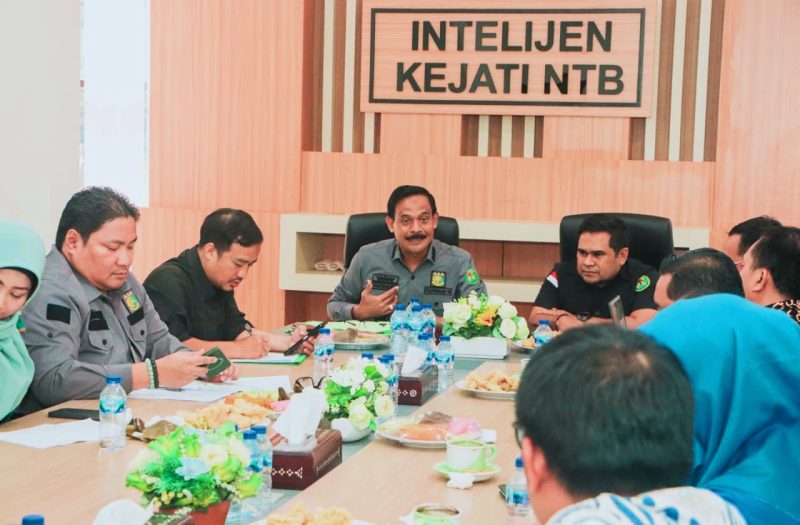 Suasana Rapat Koordinasi di Kantor Kejaksaan Tinggi (Kejati) NTB, Mataram, Membahas Pemetaan Potensi Ancaman Terorisme, Paham Radikal, dan Penanganan Radikalisasi Anak.