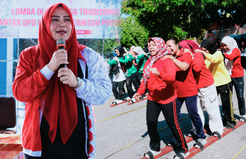 Wakil Gubernur NTB Indah Dhamayanti Putri Membuka Lomba Olahraga Tradisional Antar-OPD Dalam Rangkaian HUT ke-81 Republik Indonesia di Mataram.