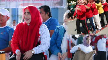 Wakil Gubernur NTB Indah Dhamayanti Putri Mengikuti Senam Bersama ASN Dalam Rangkaian HUT ke-81 Republik Indonesia di Gelanggang Pemuda Olahraga Mataram.