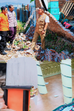 Gempa M7,7 Flores Terasa hingga Bima: Rumah, Masjid hingga Gudang Bulog Rusak, Warga Luka