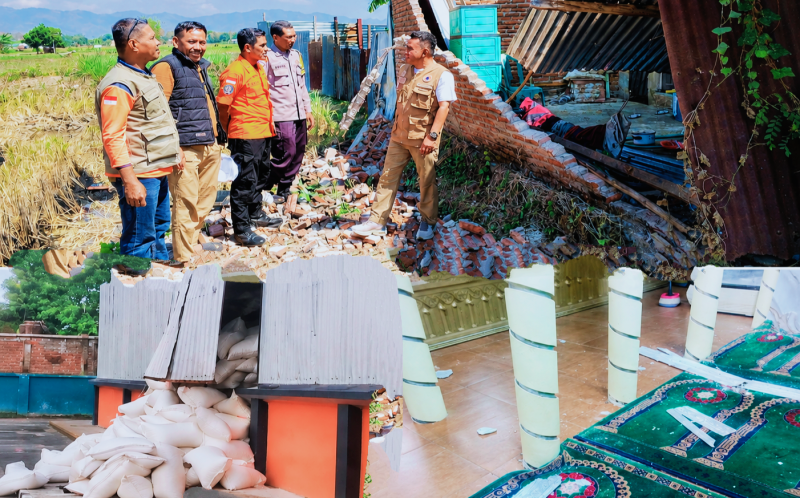 Dampak guncangan gempa M7,7 yang Berpusat di Wilayah Flores, NTT, Terasa Hingga Bima, NTB. Sejumlah Rumah, Masjid, Hotel dan Gudang Bulog Mengalami Kerusakan, Sementara Satu Warga Dilaporkan Luka Ringan.