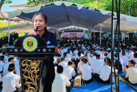 Ketua Panitia PKKMB FHISIP Unram 2026 saat Pembukaan, di hadapan Ratusan Mahasiswa Baru yang Mengikuti Rangkaian Kegiatan PKKMB di Lingkungan Universitas Mataram.