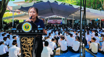 Ketua Panitia PKKMB FHISIP Unram 2026 saat Pembukaan, di hadapan Ratusan Mahasiswa Baru yang Mengikuti Rangkaian Kegiatan PKKMB di Lingkungan Universitas Mataram.