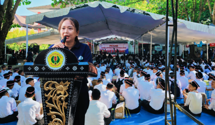 Ketua Panitia membuka PKKMB FHISIP Unram 2026 di hadapan ratusan mahasiswa baru.
