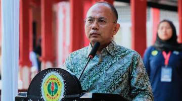 Dekan FHISIP Universitas Mataram Dr. Lalu Wira Pria Suhartana Saat Memberikan Sambutan Dalam Kegiatan PKKMB FHISIP Unram Tahun Akademik 2026/2027.