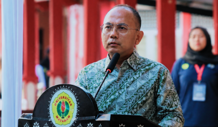Dekan FHISIP Unram Dr. Lalu Wira Pria Suhartana memberikan sambutan pada PKKMB mahasiswa baru 2026/2027.