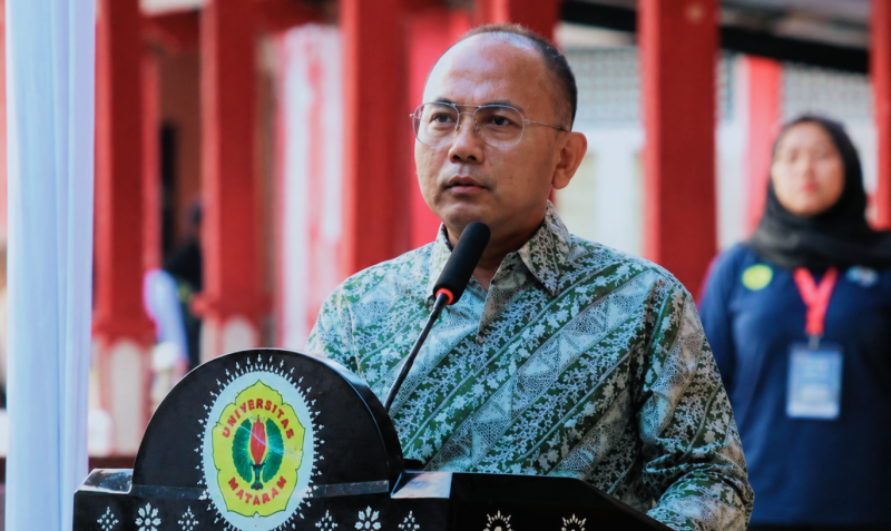 Dekan FHISIP Universitas Mataram Dr. Lalu Wira Pria Suhartana Saat Memberikan Sambutan Dalam Kegiatan PKKMB FHISIP Unram Tahun Akademik 2026/2027.