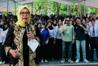 Ketua IKA Unram Sekaligus Ketua DPRD NTB Hj Baiq Isvie Rupaeda Saat Berbagi Pengalaman dan Motivasi Kepada Mahasiswa Baru FHISIP Universitas Mataram.