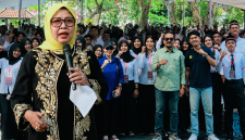 Ketua IKA Unram Sekaligus Ketua DPRD NTB Hj Baiq Isvie Rupaeda Saat Berbagi Pengalaman dan Motivasi Kepada Mahasiswa Baru FHISIP Universitas Mataram.