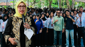 Ketua IKA Unram Sekaligus Ketua DPRD NTB Hj Baiq Isvie Rupaeda Saat Berbagi Pengalaman dan Motivasi Kepada Mahasiswa Baru FHISIP Universitas Mataram.