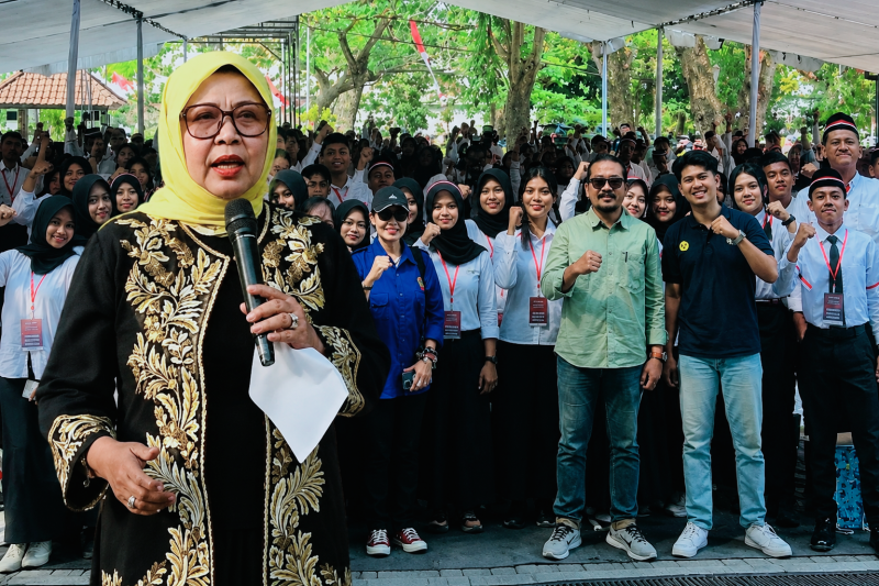 Ketua IKA Unram Sekaligus Ketua DPRD NTB Hj Baiq Isvie Rupaeda Saat Berbagi Pengalaman dan Motivasi Kepada Mahasiswa Baru FHISIP Universitas Mataram.