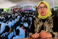 Ketua IKA Unram Sekaligus Ketua DPRD NTB Hj Baiq Isvie Rupaeda Menyampaikan Pesan Kepada Mahasiswa Dalam Kegiatan PKKMB FHISIP Universitas Mataram.
