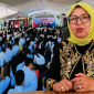 Ketua IKA Unram Sekaligus Ketua DPRD NTB Hj Baiq Isvie Rupaeda Menyampaikan Pesan Kepada Mahasiswa Dalam Kegiatan PKKMB FHISIP Universitas Mataram.