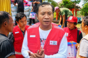 Wakil Ketua Bidang Informasi dan Komunikasi (Infokom) PMI NTB Fahrul Mustofa Bersama Sejumlah Anggota Saat Menyalurkan Bantuan Masyarakat Untuk Korban Gempa di Wilayah Flores, Nusa Tenggara Timur (NTT).