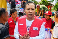 Wakil Ketua Bidang Informasi dan Komunikasi (Infokom) PMI NTB Fahrul Mustofa Bersama Sejumlah Anggota Saat Menyalurkan Bantuan Masyarakat Untuk Korban Gempa di Wilayah Flores, Nusa Tenggara Timur (NTT).
